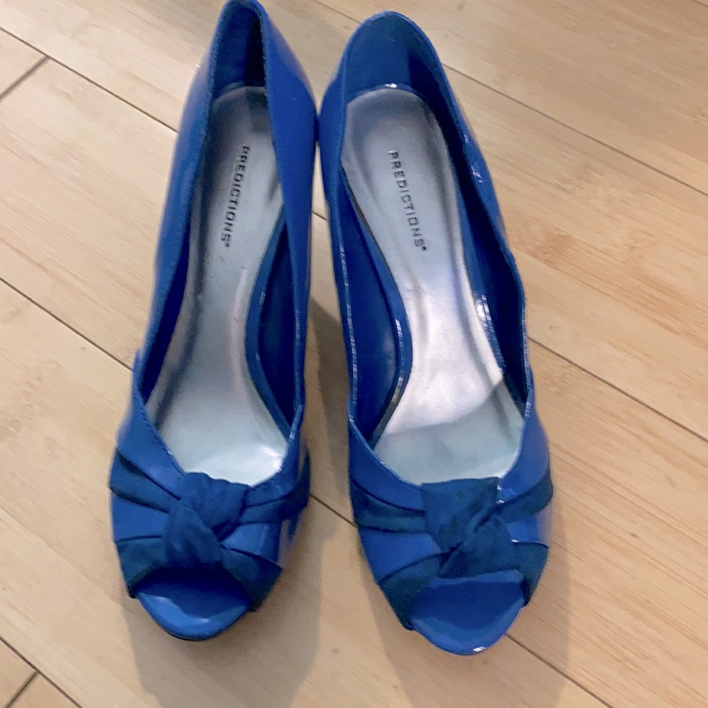 NWOT predications  pretty blue heels size 8